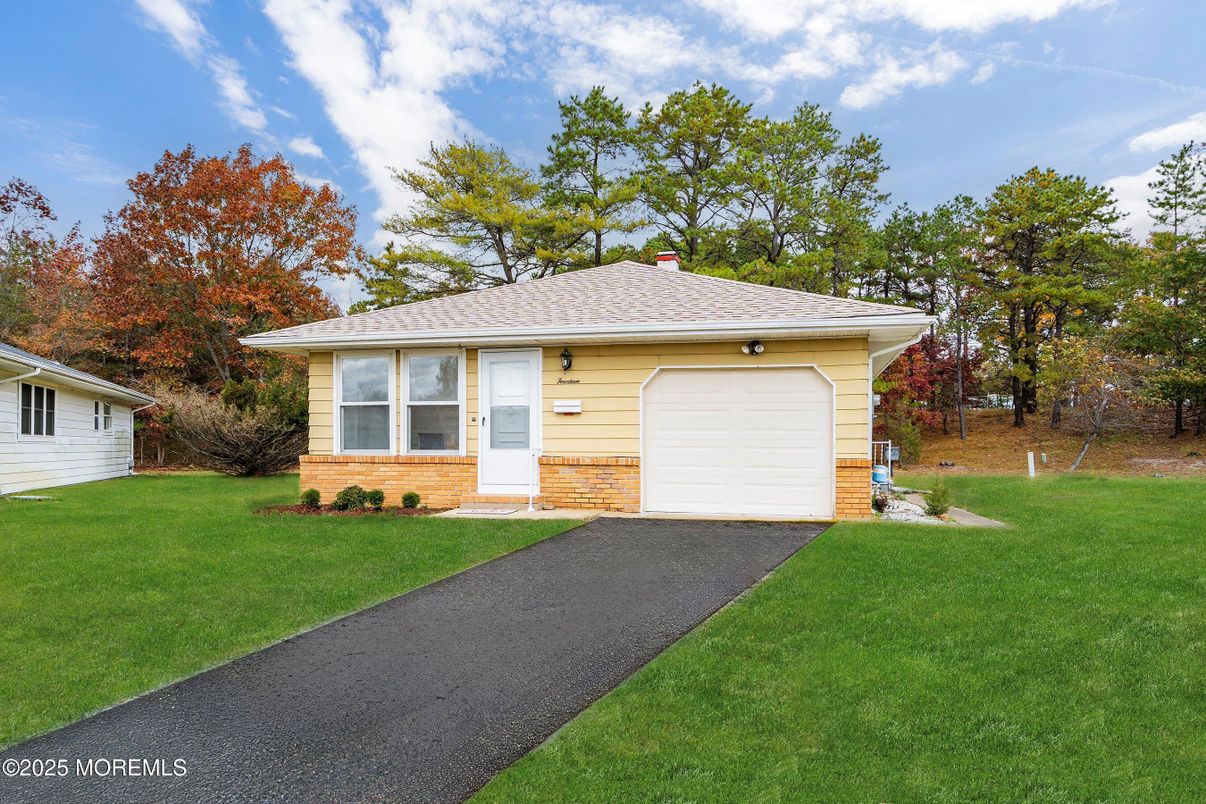 Attached, Exterior, Facade, Ranch