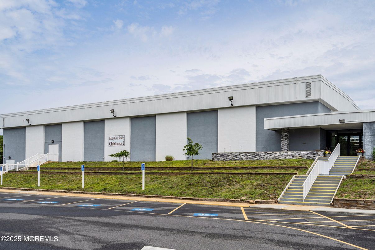 Exterior, Facade, Modern