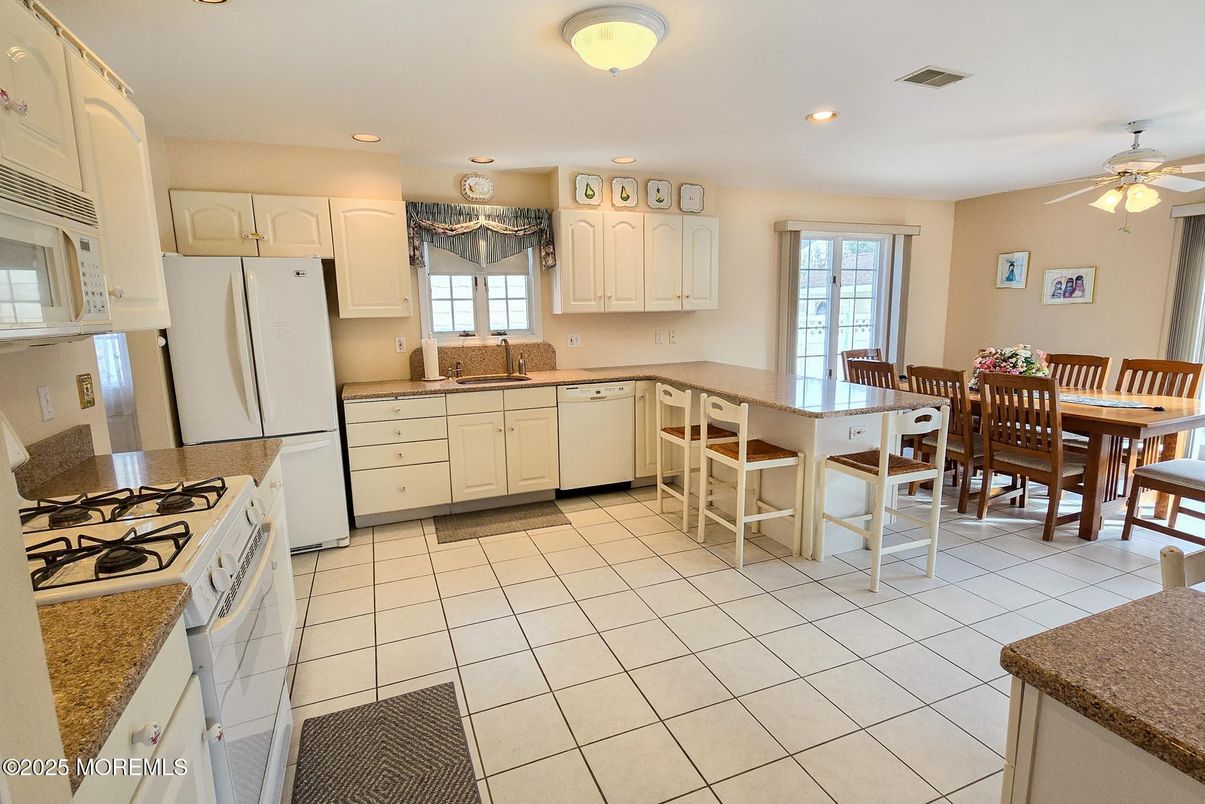 Dining room, Interior, Kitchen, Recessed Lighting