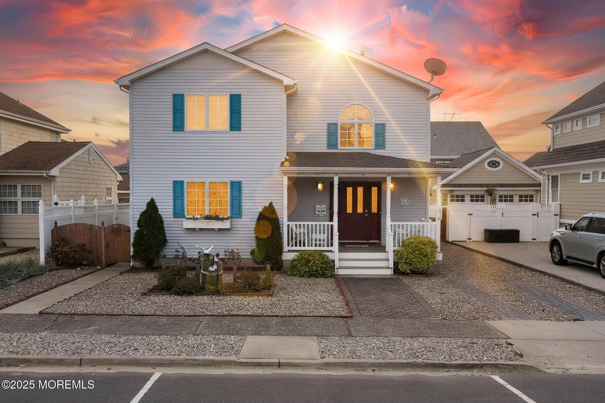 Attached, Exterior, Facade, Farmhouse
