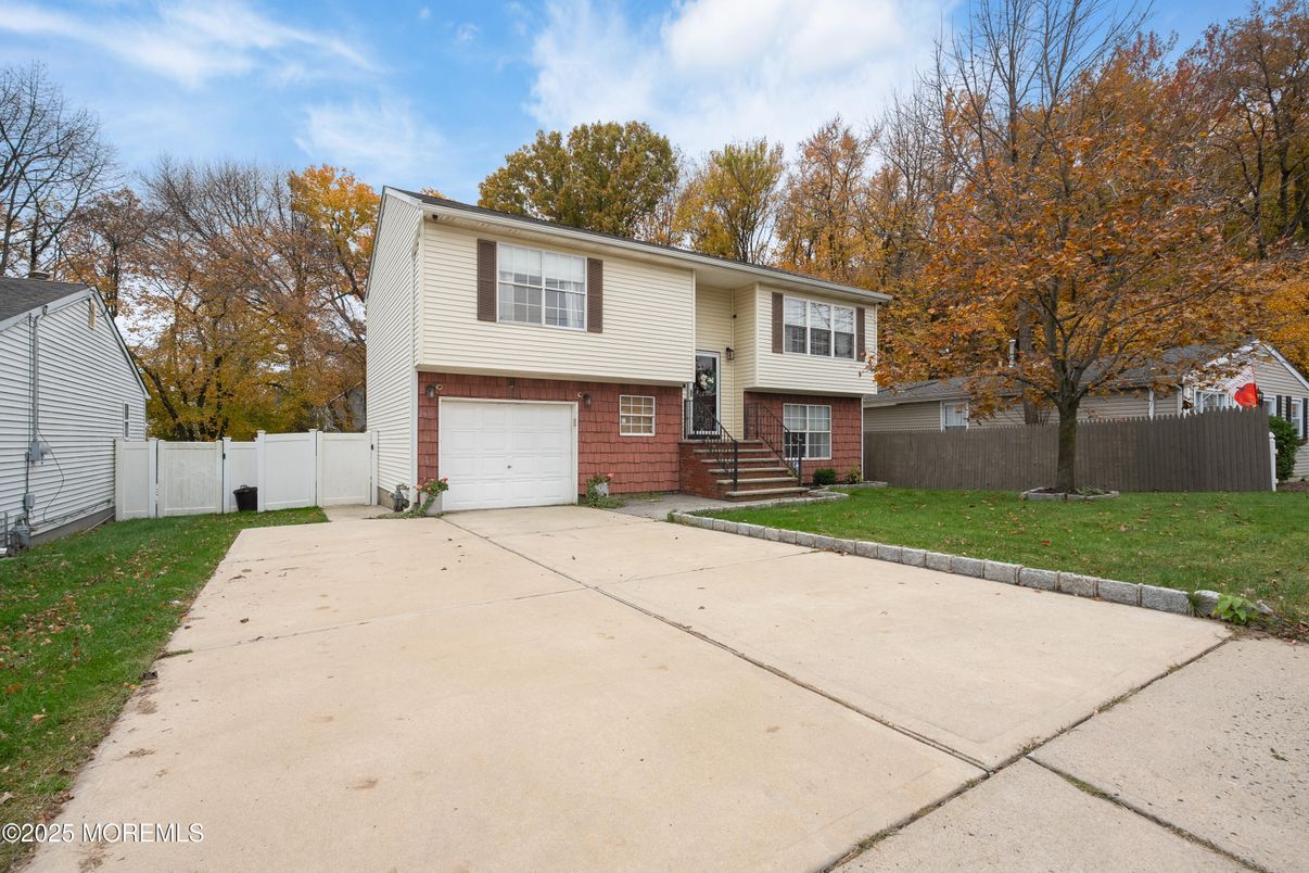 Attached, Exterior, Facade, Brick Facade, Raised Ranch