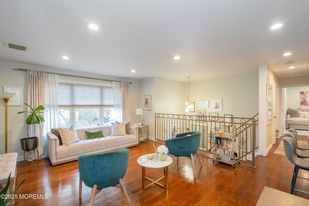 Interior, Living room, Pendant Lights, Recessed Lighting, Wood Texture Flooring