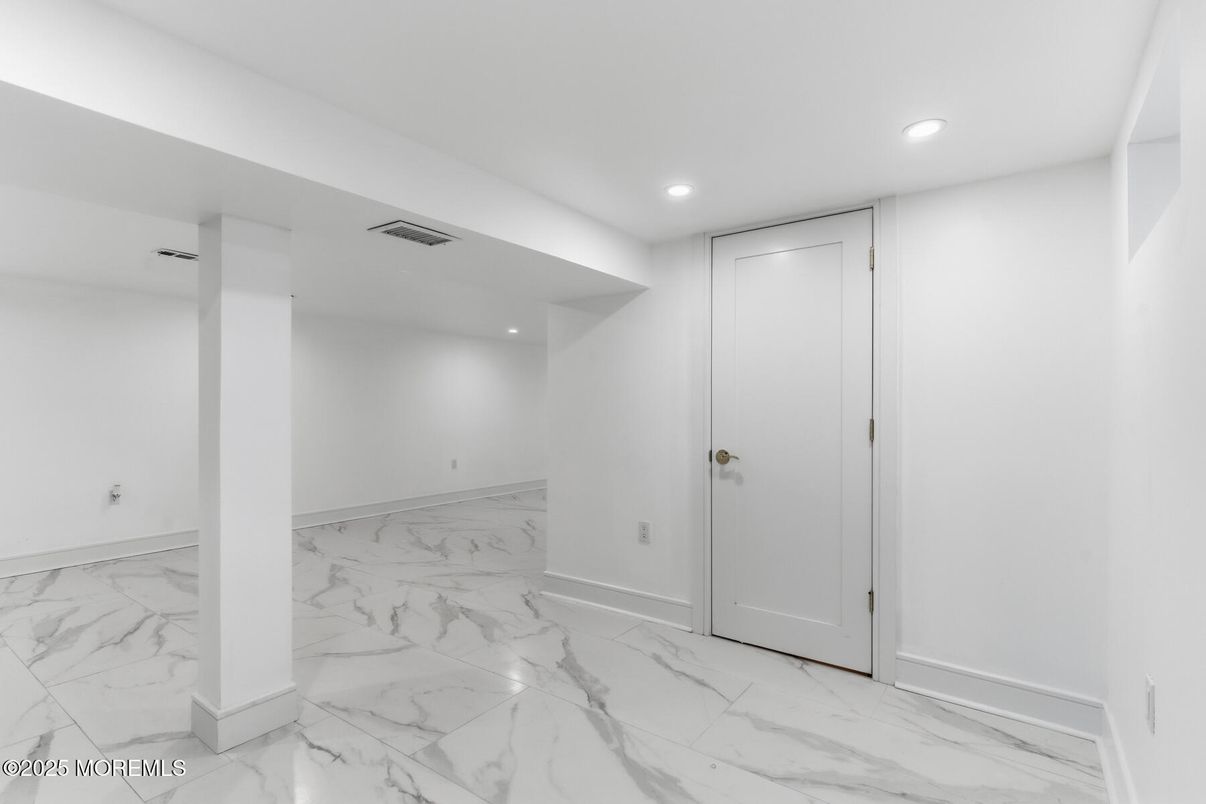 Empty room, Interior, Marble, Recessed Lighting