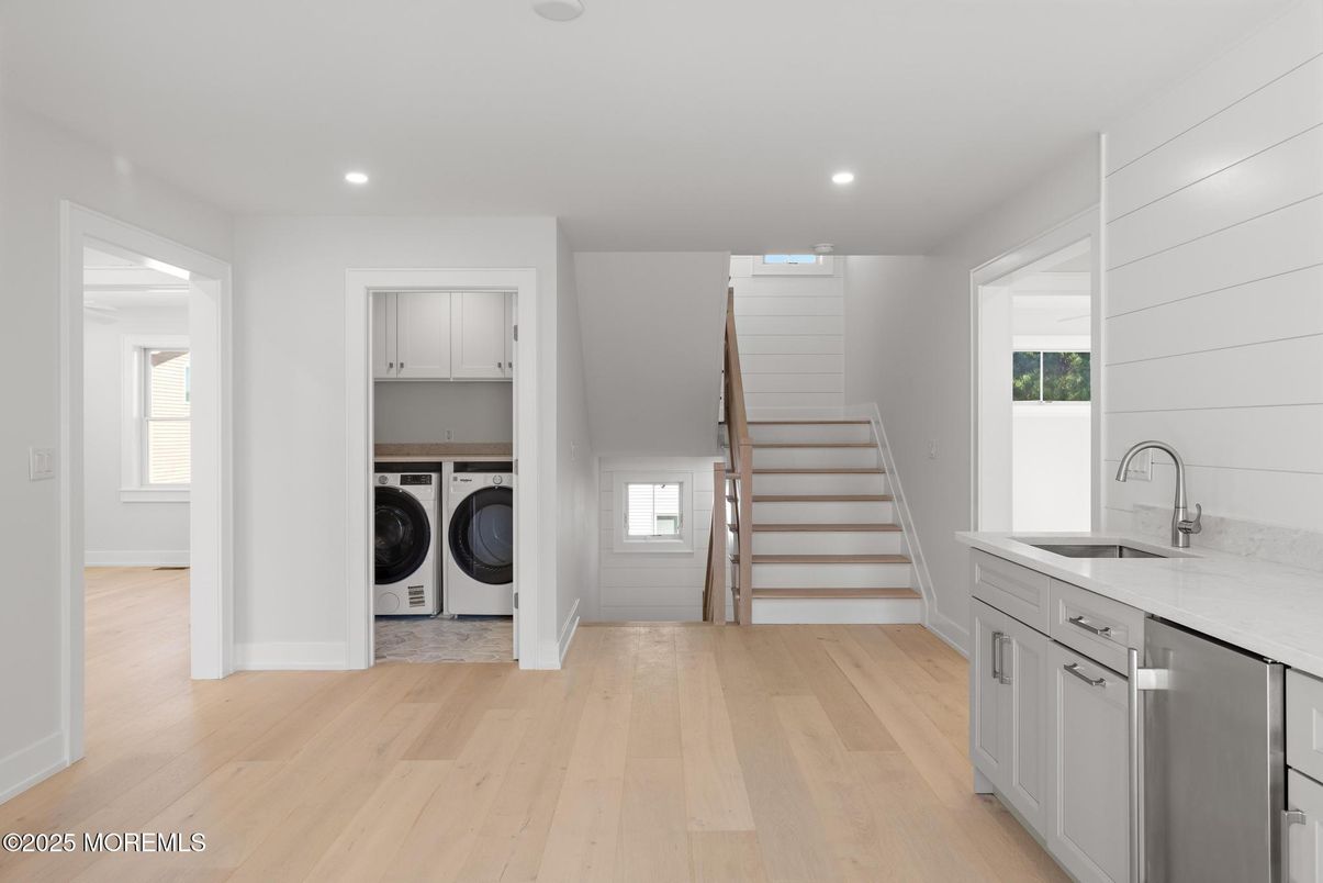 Interior, Recessed Lighting, Washer, Wood Texture Flooring