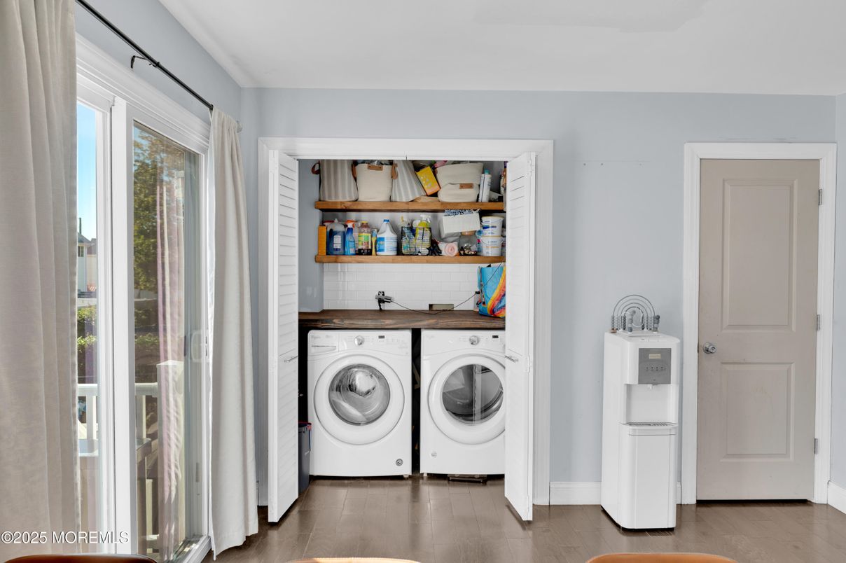 Interior, Washer, Wood Texture Flooring