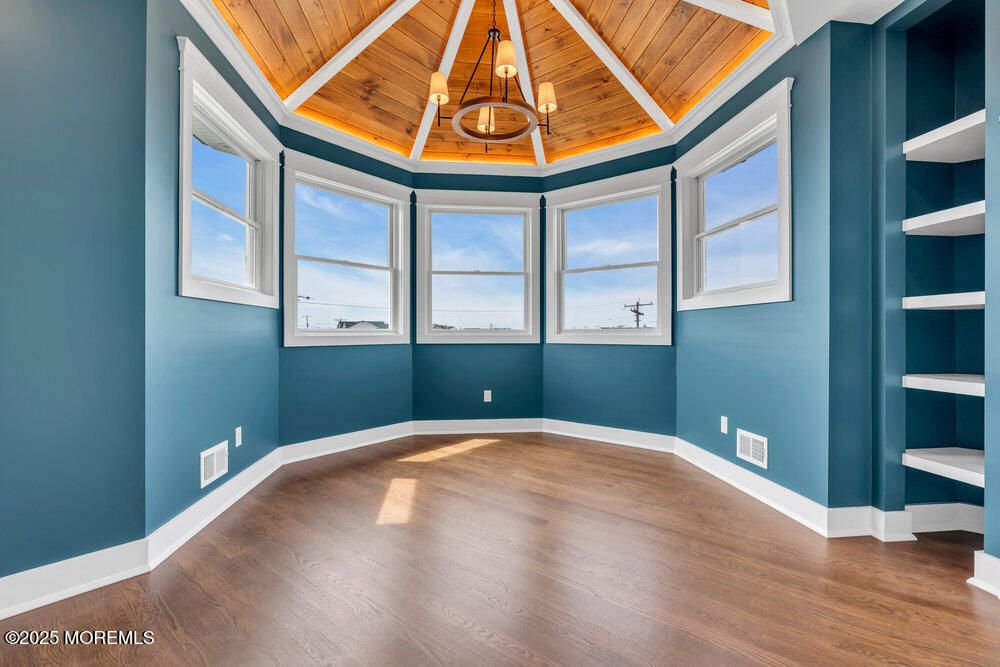 Empty room, Interior, Pendant Lights, Wooden Ceilings, Wood Texture Flooring