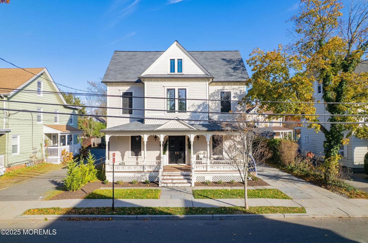 Exterior, Facade, Queen Anne Victorian