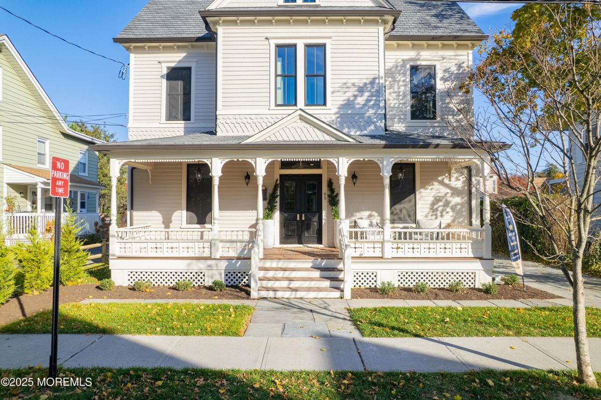 Exterior, Facade, Queen Anne Victorian