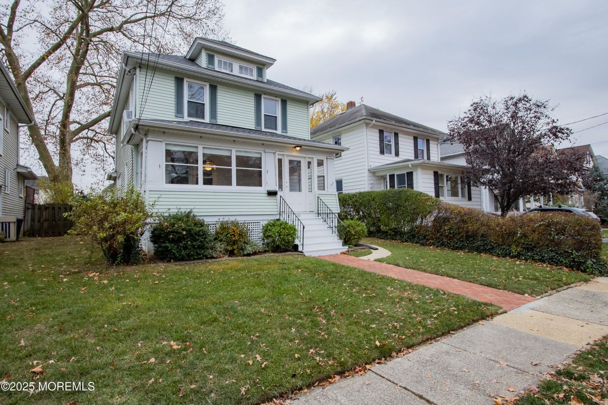 Exterior, Facade, American Foursquare