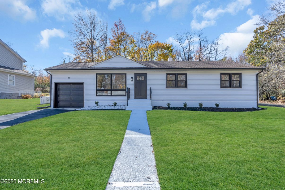 Attached, Exterior, Facade, Ranch