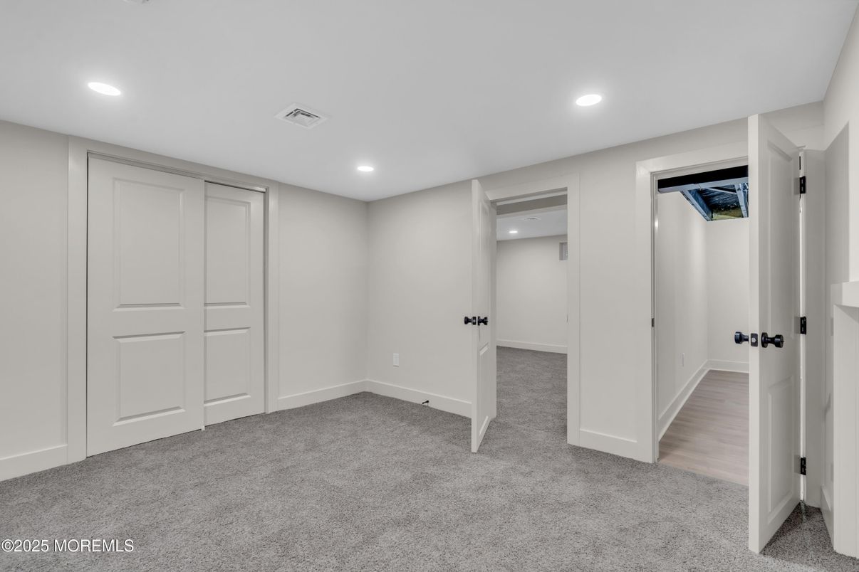 Empty room, Interior, Recessed Lighting