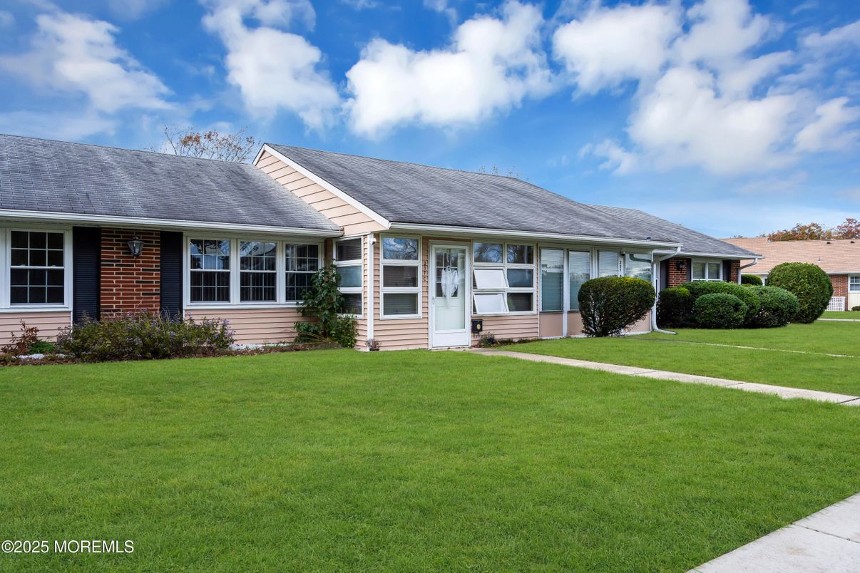 Exterior, Facade, Ranch