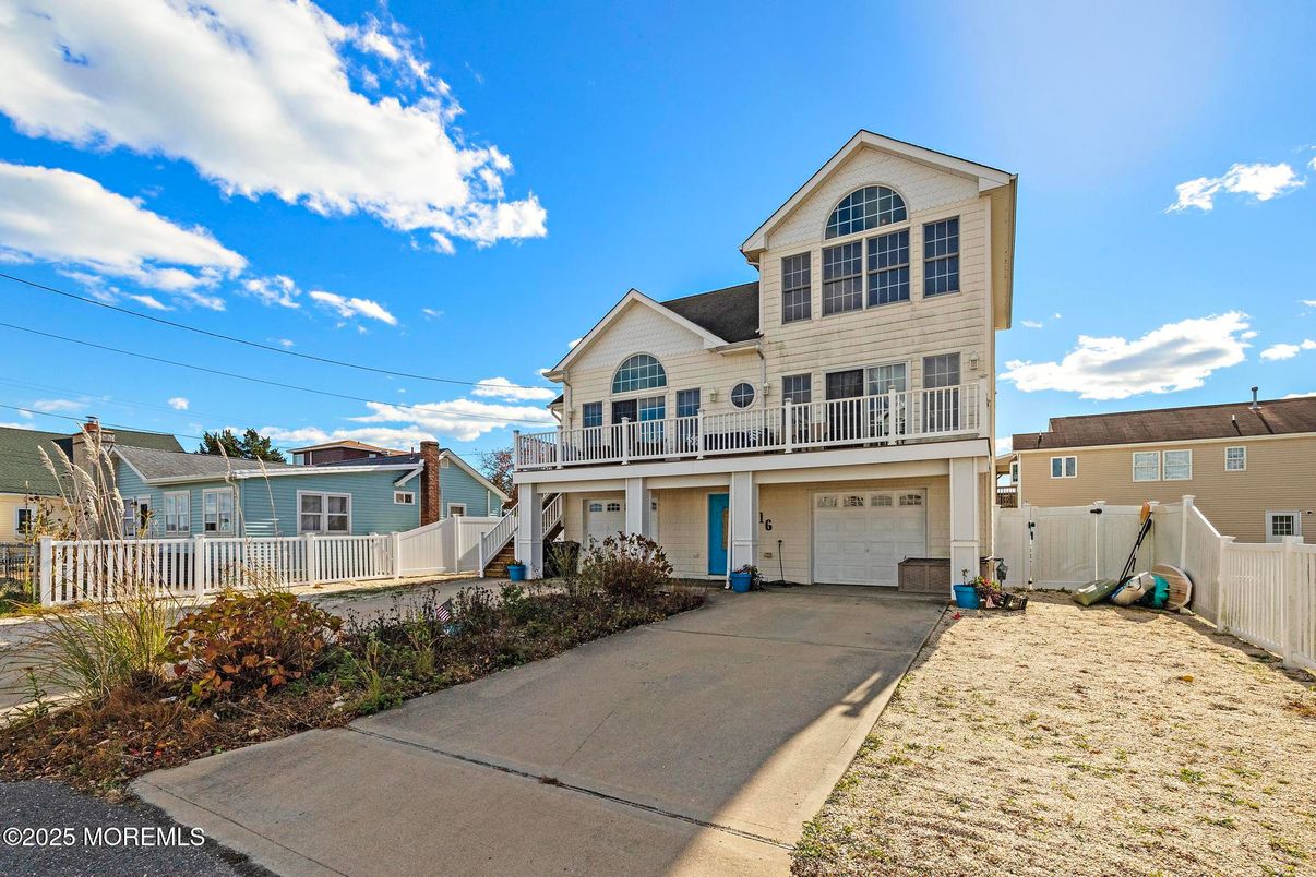 Attached, Exterior, Facade, Farmhouse