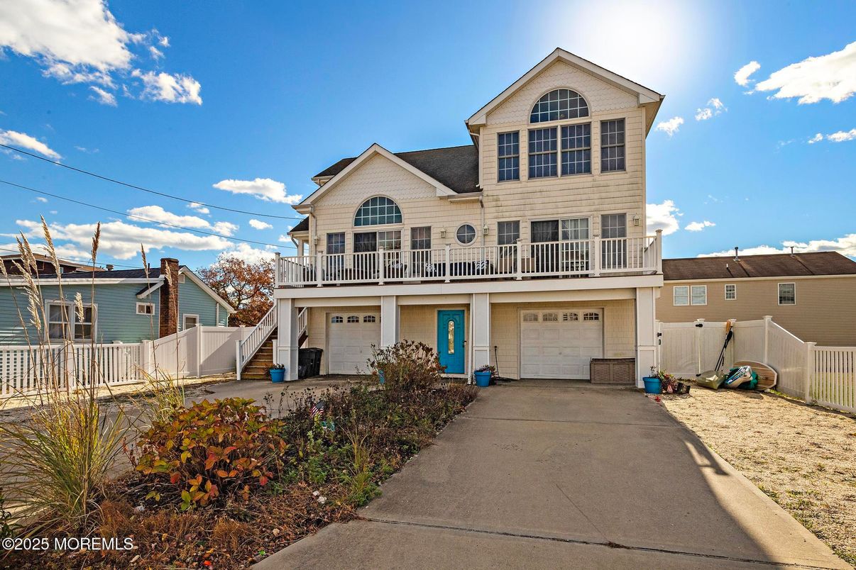 Attached, Exterior, Facade, Farmhouse