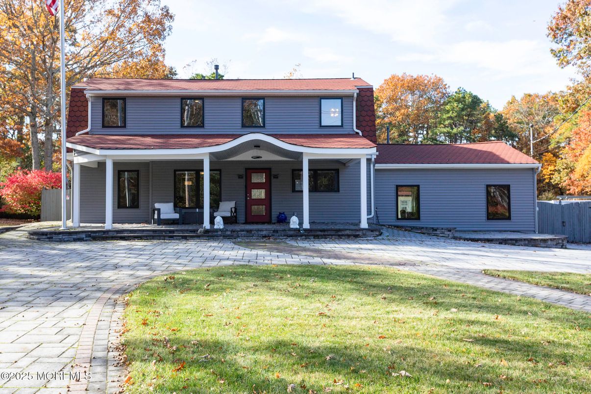 Exterior, Facade, Split Level