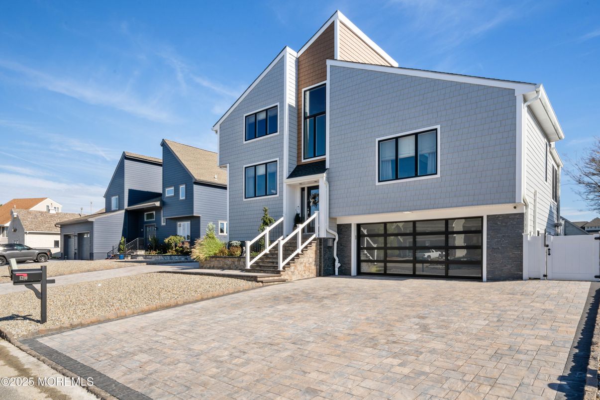 Attached, Exterior, Facade, Farmhouse