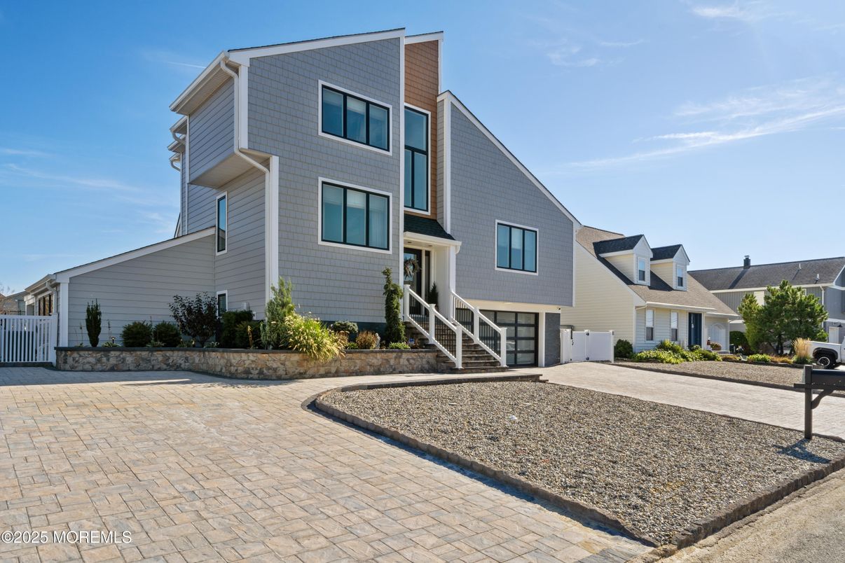 Attached, Exterior, Facade, Modern