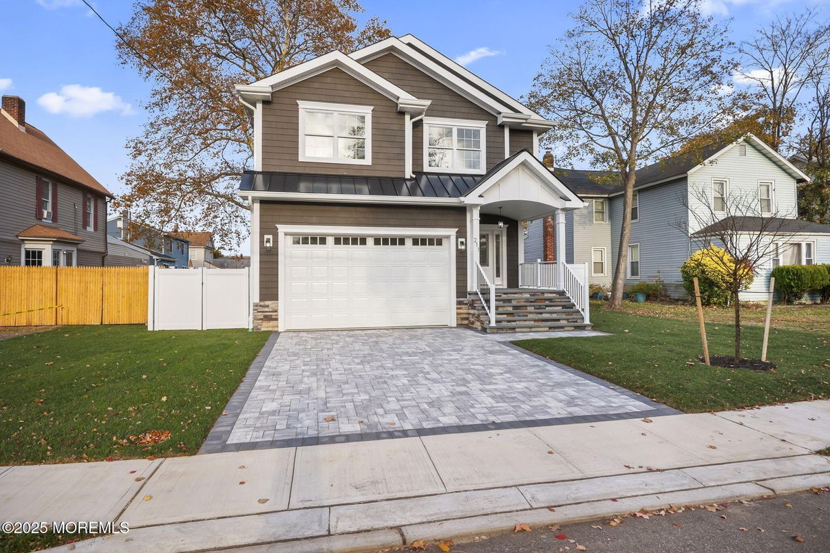 Attached, Exterior, Facade, American Craftsman