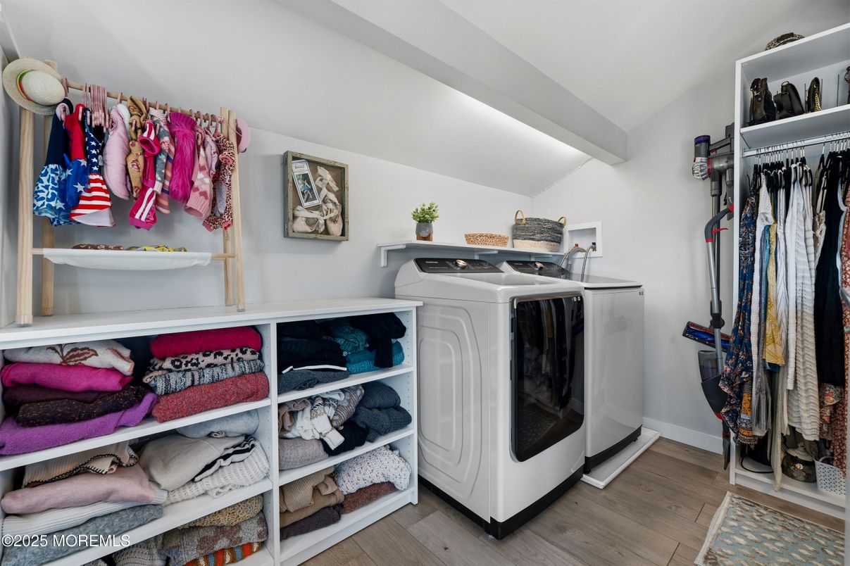 Interior, Washer, Wood Texture Flooring