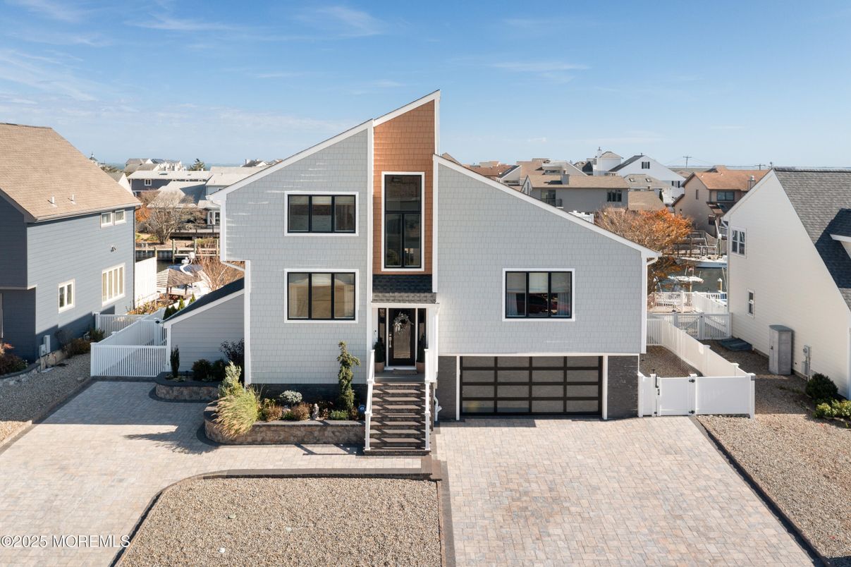 Attached, Exterior, Facade, Modern