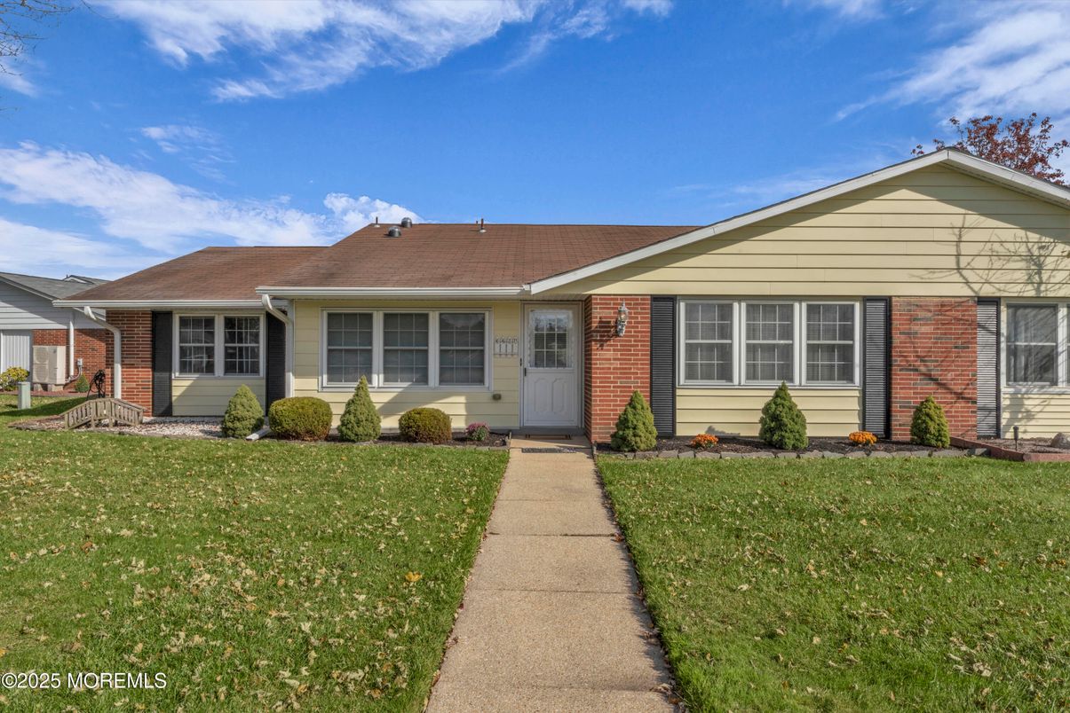 Exterior, Facade, Brick Facade, Ranch