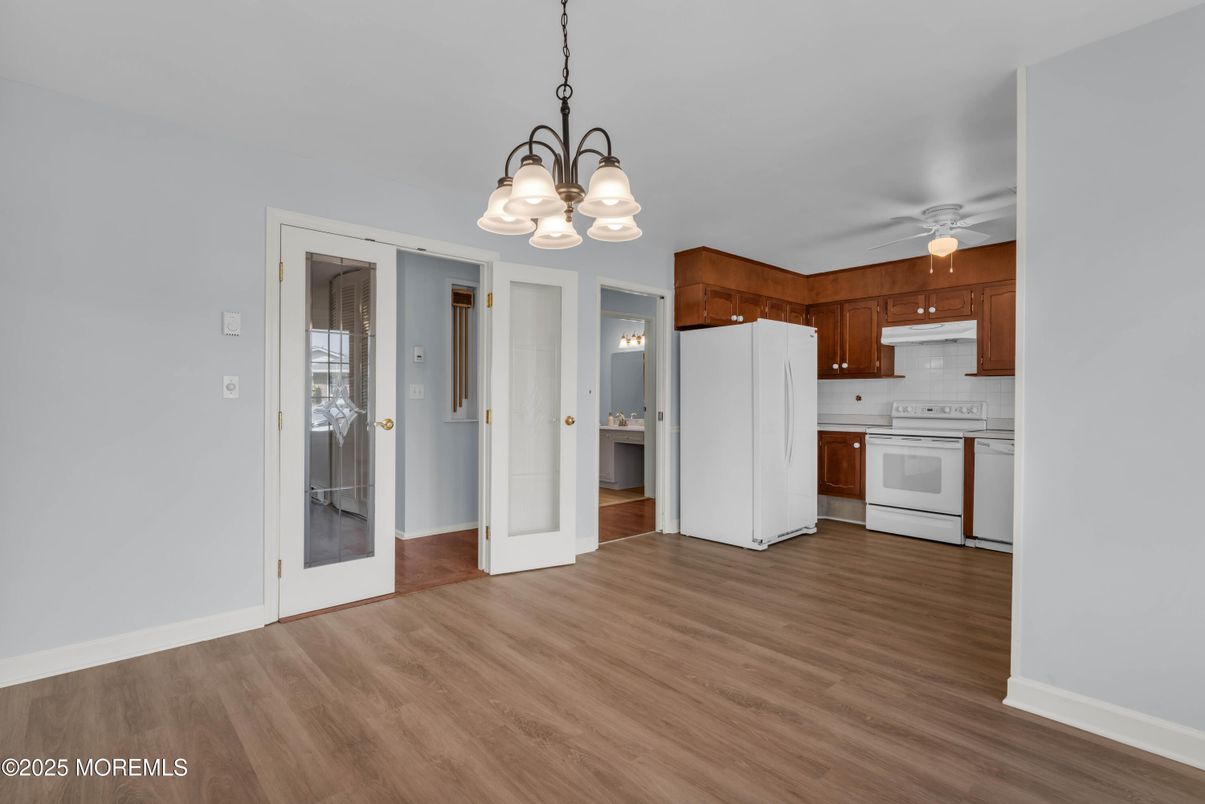 Chandelier, Interior, Kitchen, Wood Texture Flooring