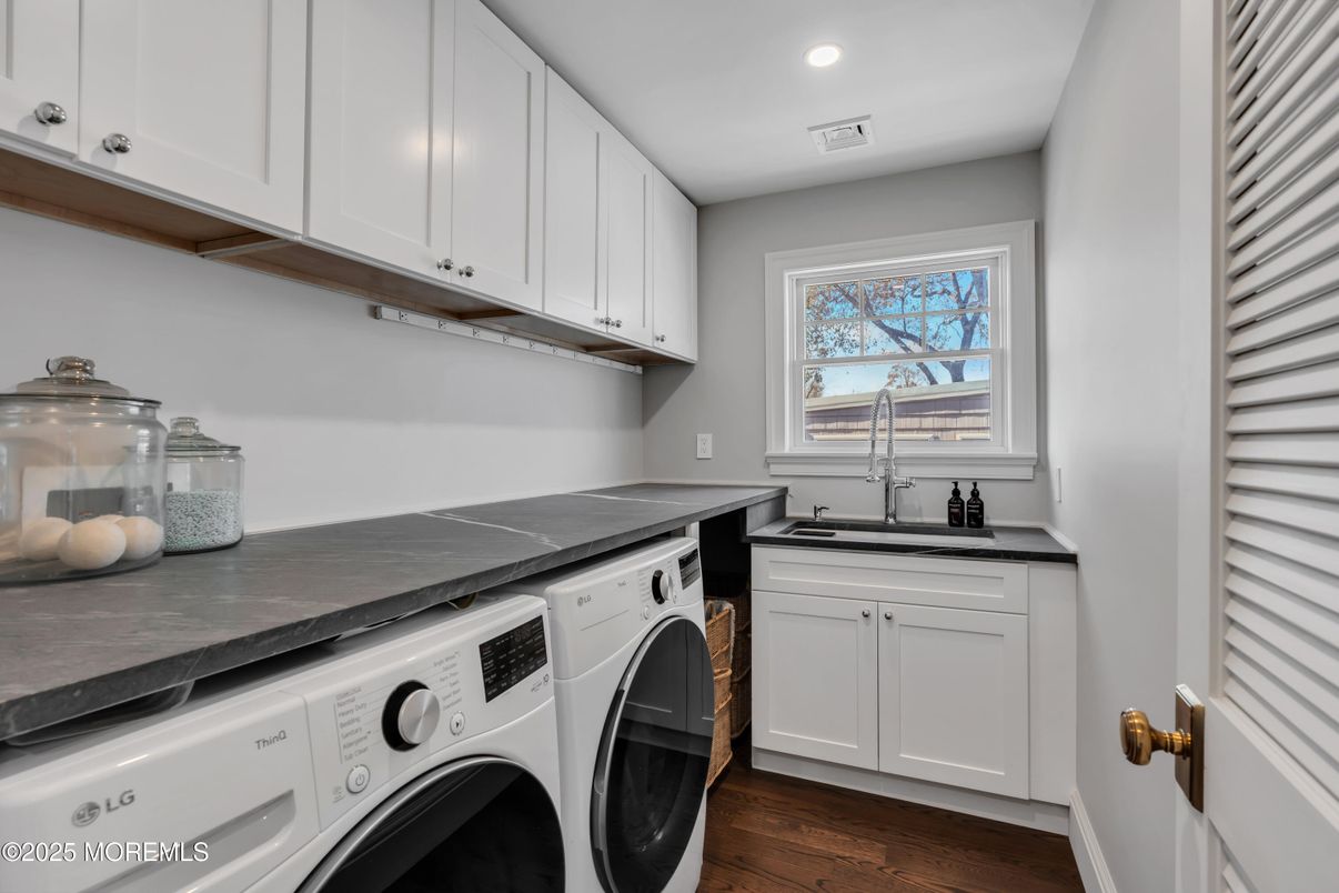Interior, Recessed Lighting, Washer, Wood Texture Flooring