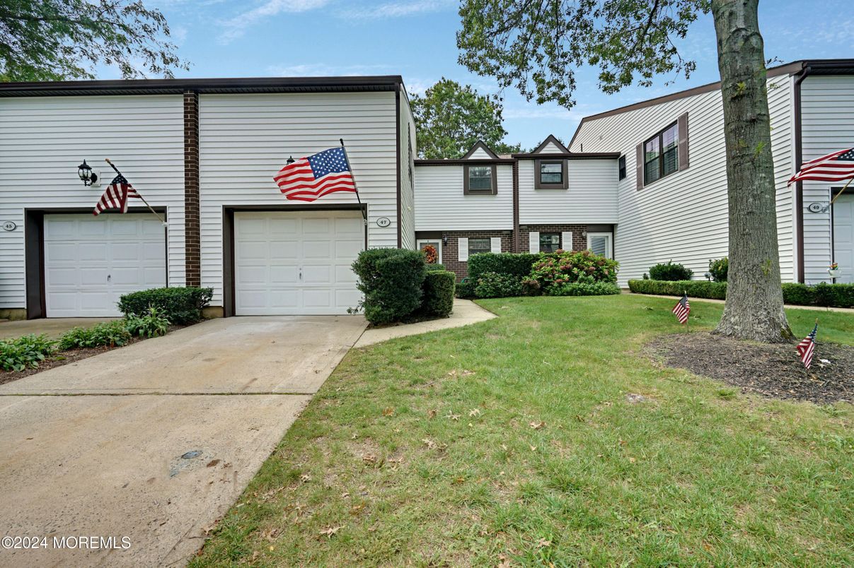 Attached, Exterior, Facade, Brick Facade, Raised Ranch