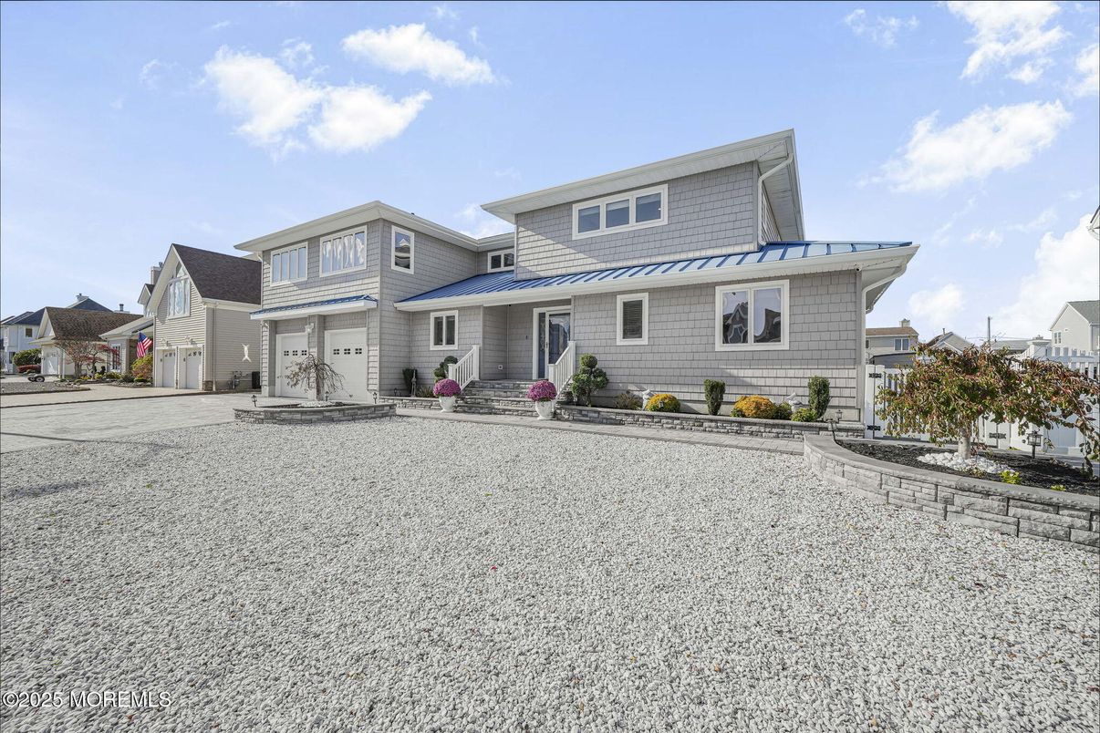 Attached, Exterior, Facade, American Foursquare