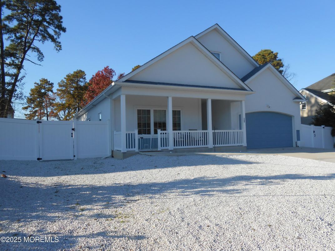 Attached, Exterior, Facade, Farmhouse