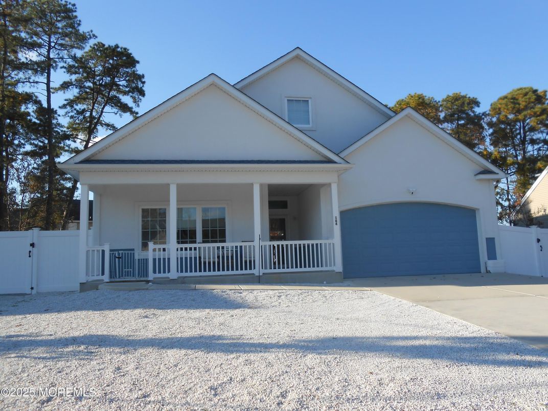 Attached, Exterior, Facade, American Craftsman