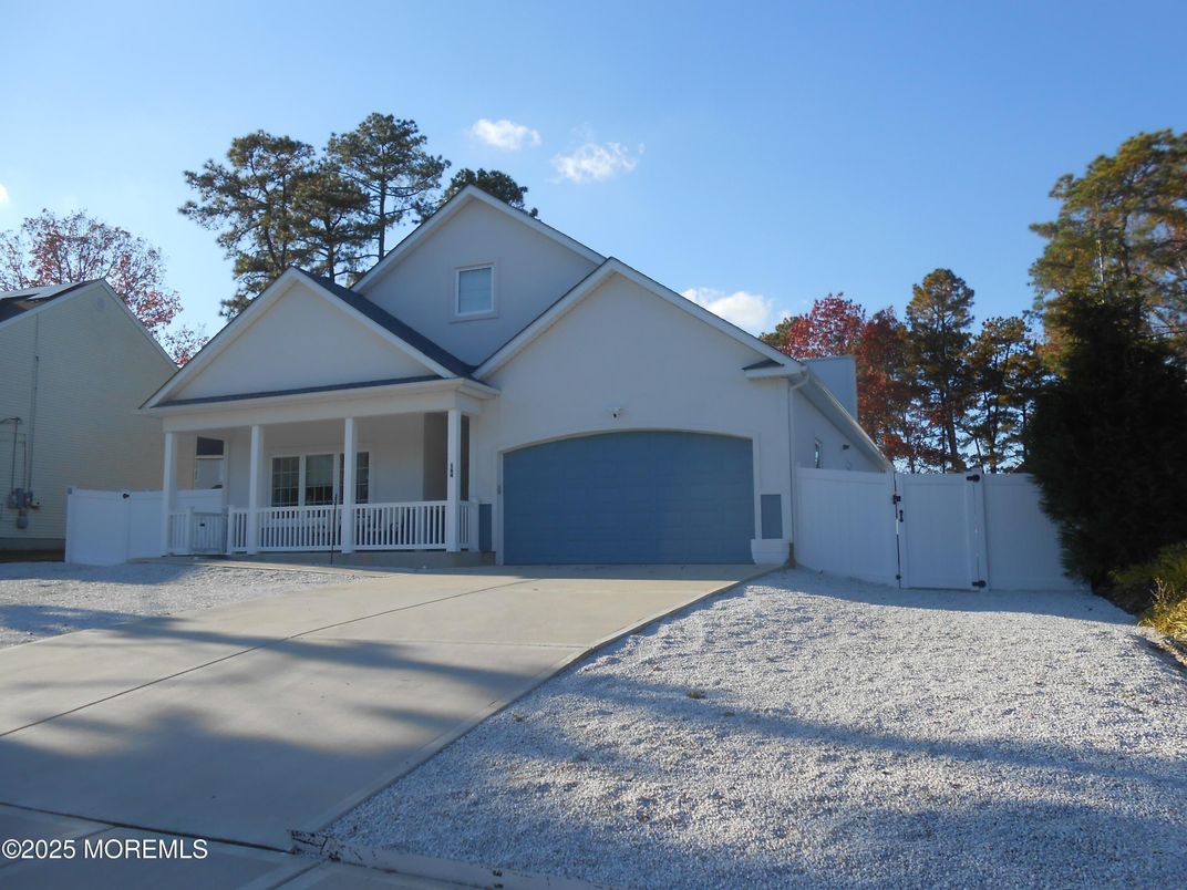 Attached, Exterior, Facade, American Craftsman