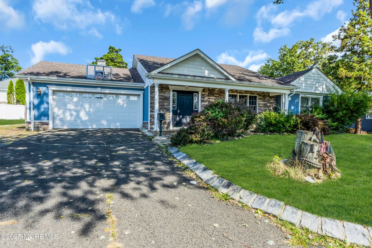 Attached, Exterior, Facade, Cape Cod