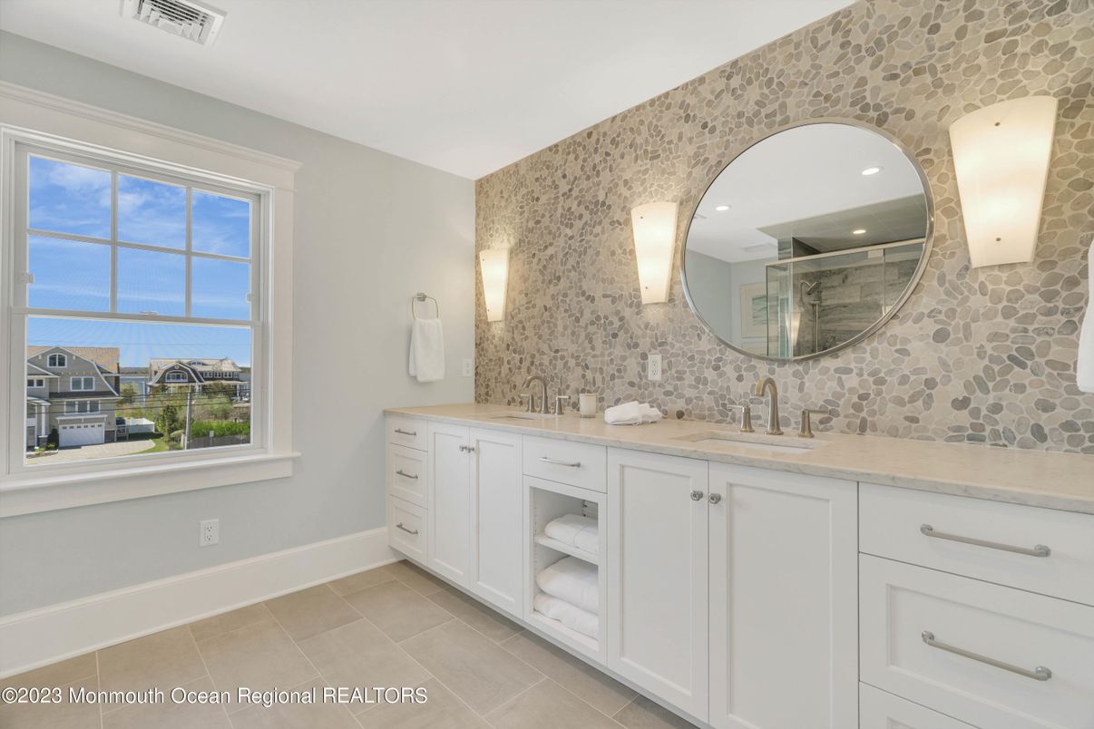 Bathroom, Dual Sink Vanities, Interior, Recessed Lighting