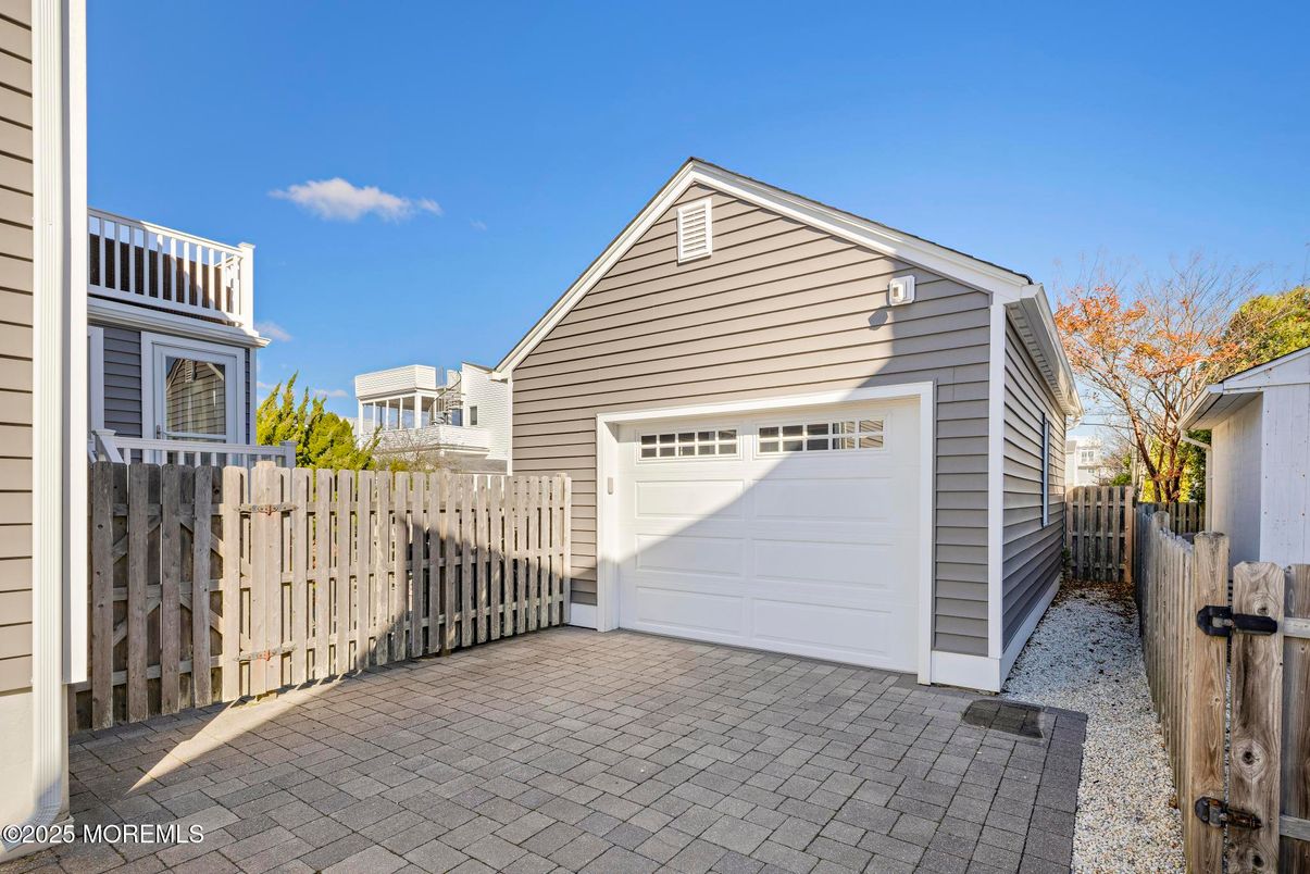 Detached Garage, Exterior