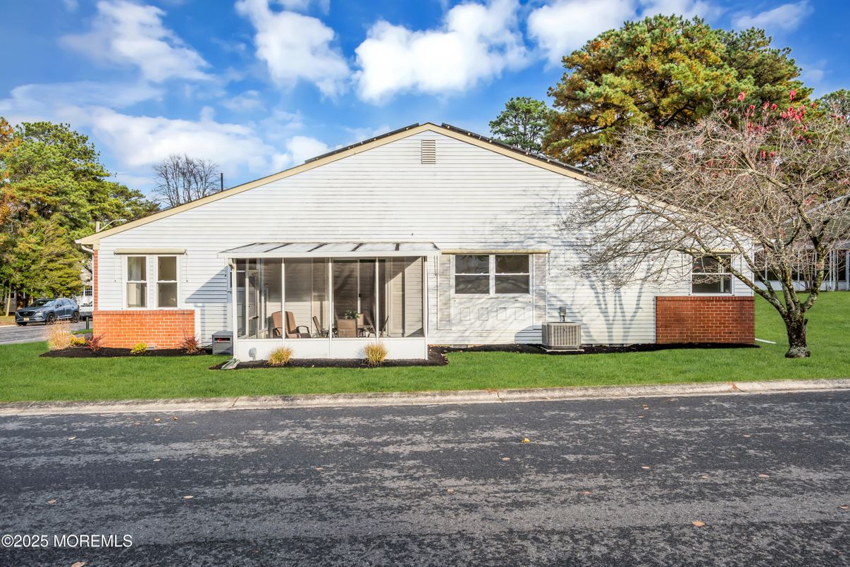 Exterior, Facade, Ranch