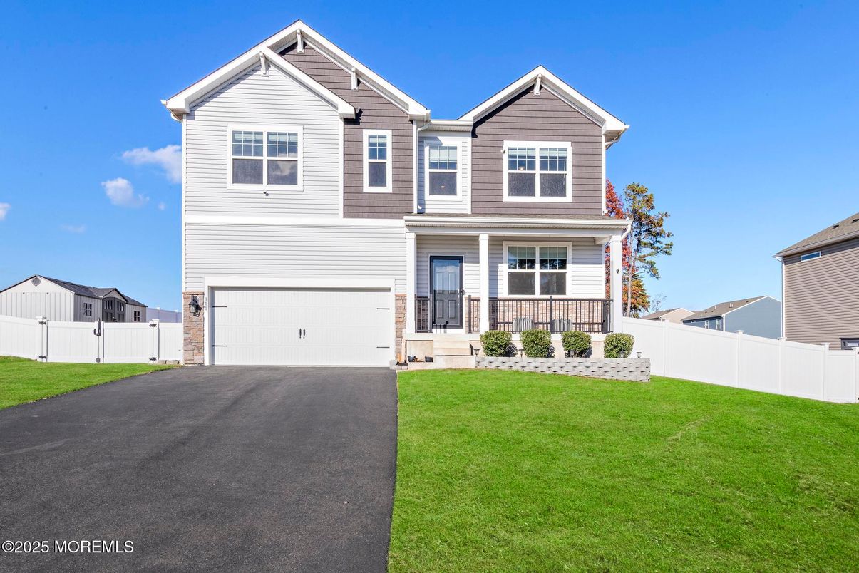 Attached, Exterior, Facade, Farmhouse