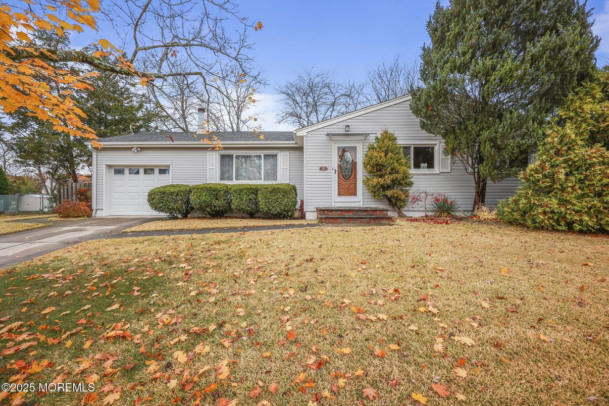 Attached, Exterior, Facade, Cape Cod