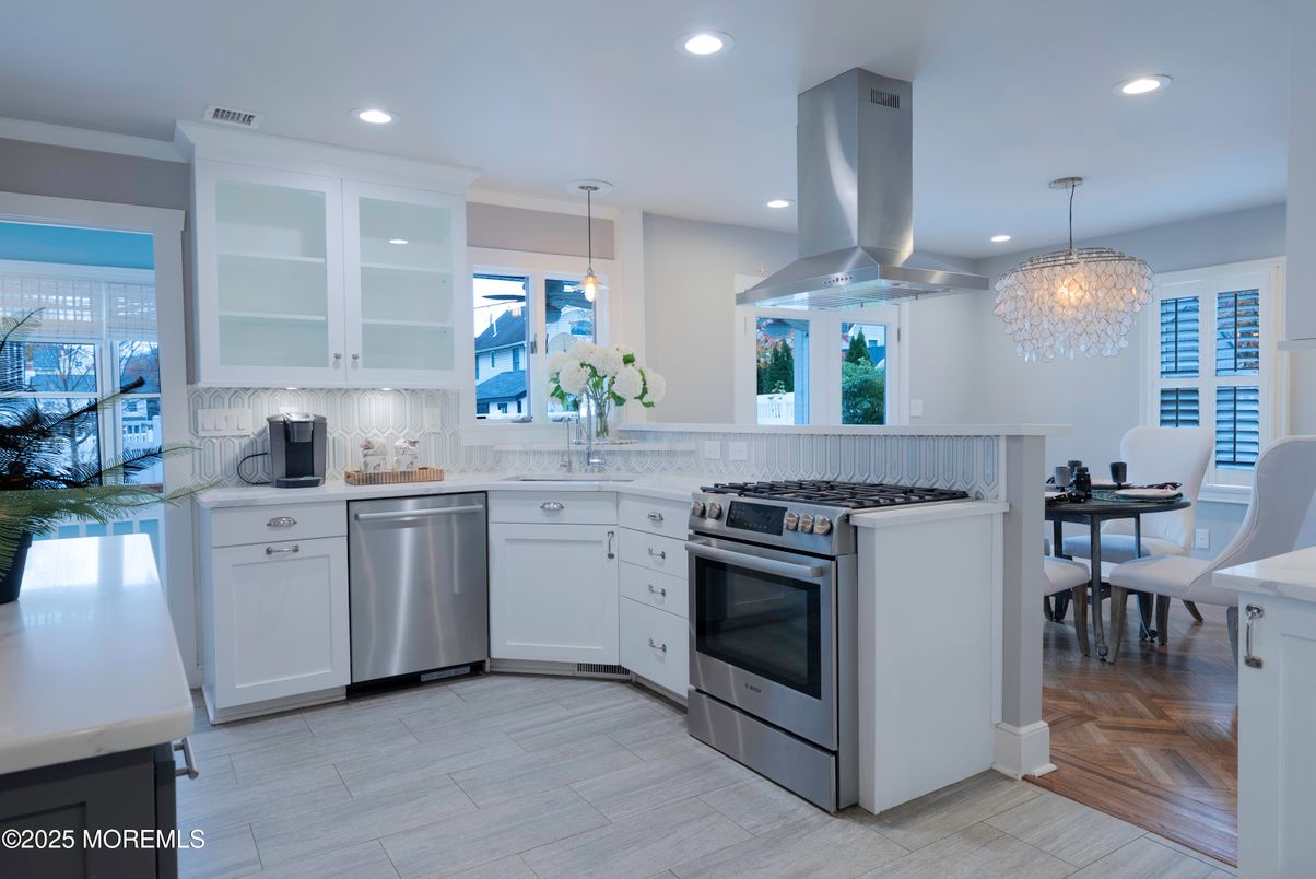 Chandelier, Dining room, Interior, Kitchen, Pendant Lights, Recessed Lighting, Stainless Steel Appliances, Wood Texture Flooring