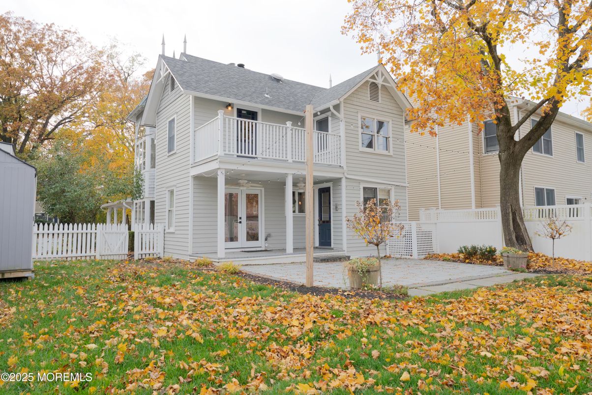 Attached, Exterior, Facade, Farmhouse