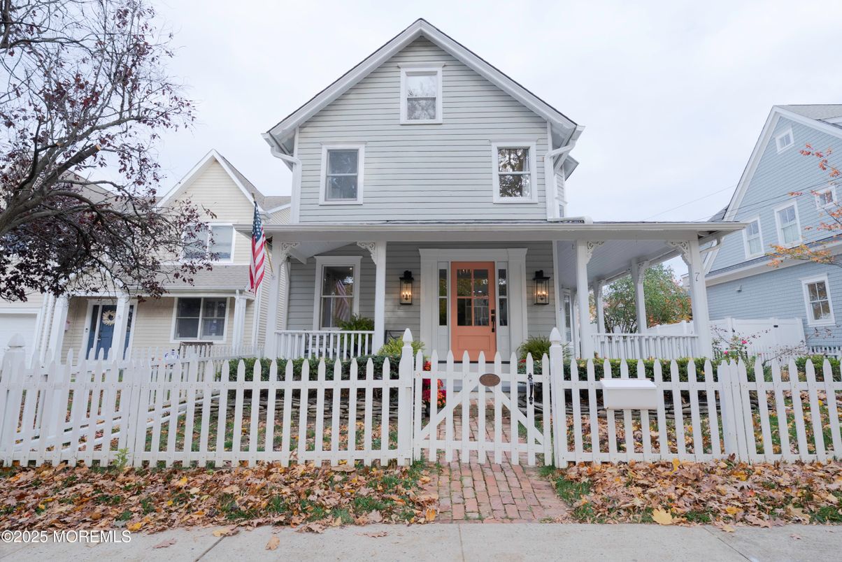Exterior, Facade, Queen Anne Victorian