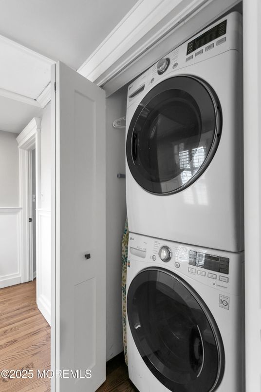 Interior, Utility Closets, Washer, Wood Texture Flooring