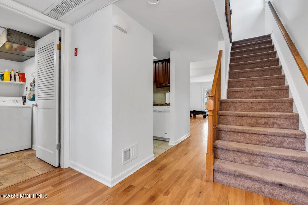 Interior, Recessed Lighting, Washer, Wood Texture Flooring