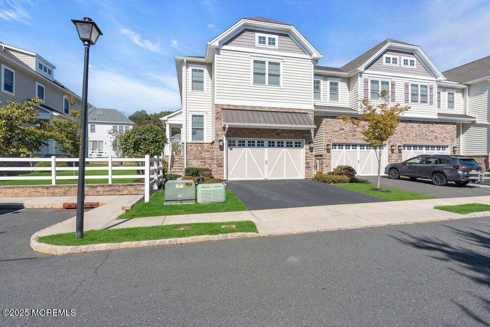 Attached, Exterior, Facade, Rowhouse