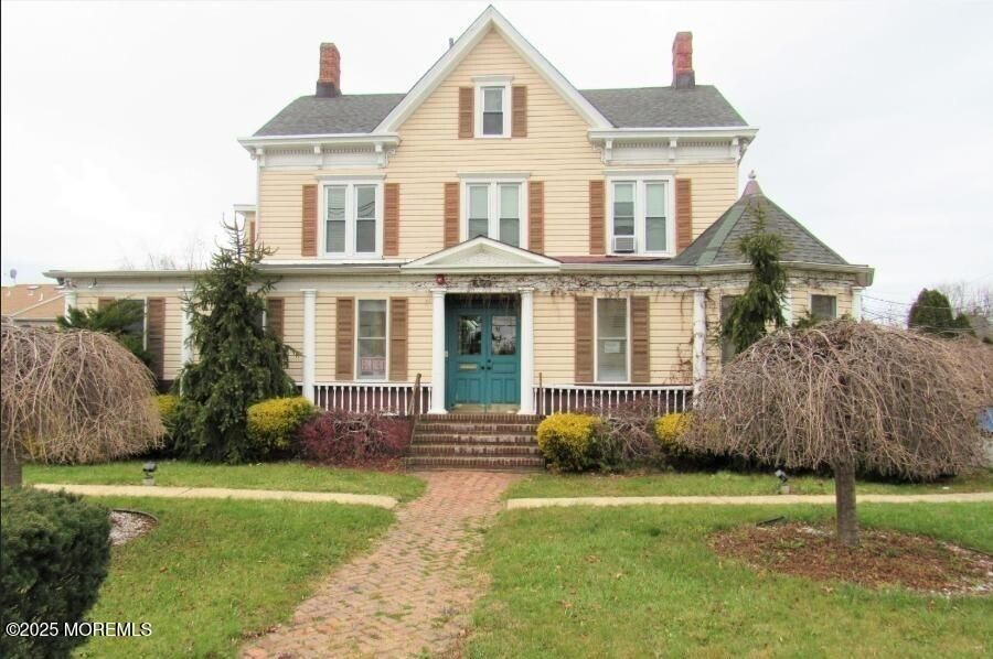 Exterior, Facade, Queen Anne Victorian