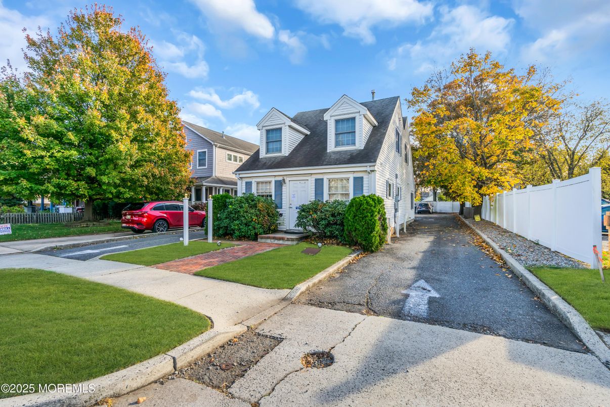 Exterior, Facade, Cape Cod