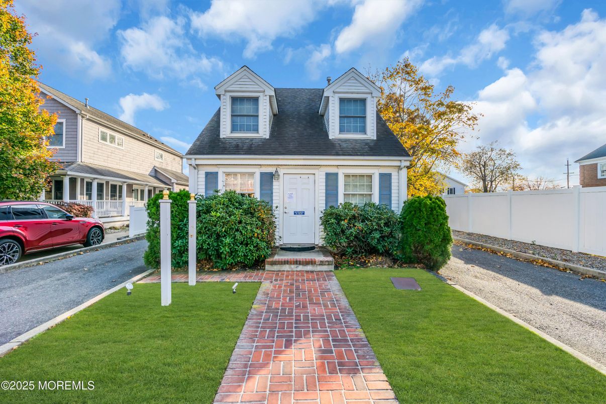 Exterior, Facade, Cape Cod