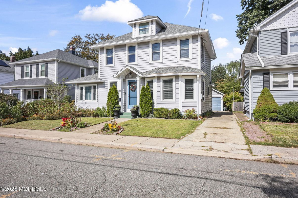 Exterior, Facade, American Foursquare