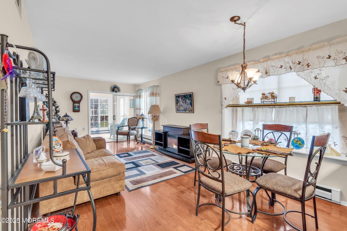 Chandelier, Dining room, Interior, Living room, Pendant Lights, Wood Texture Flooring