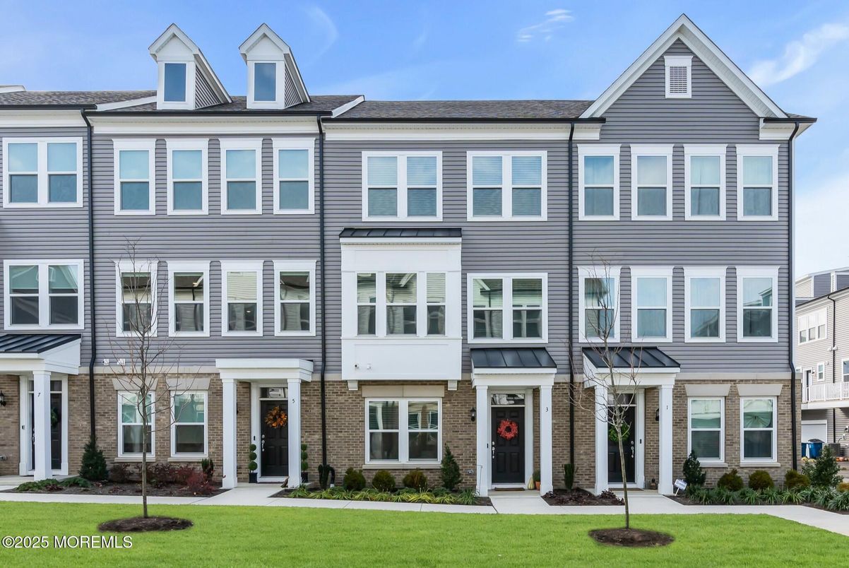 Exterior, Facade, Brick Facade, Rowhouse